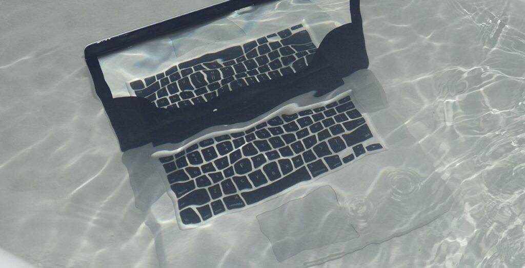 macbook pro retina zalany wodą